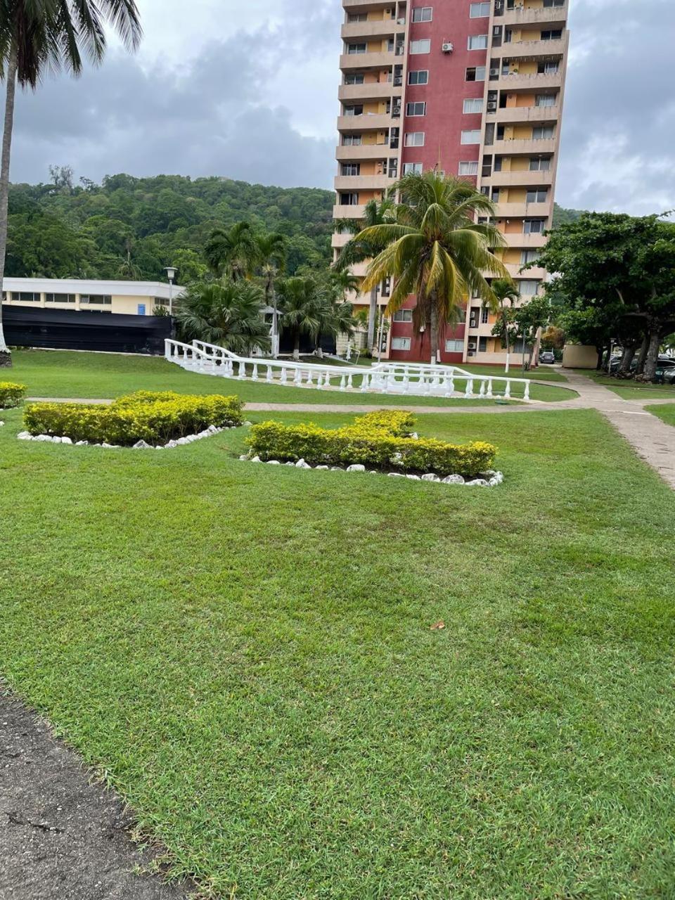 Towers By The Beach Ocho Rios Bagian luar foto