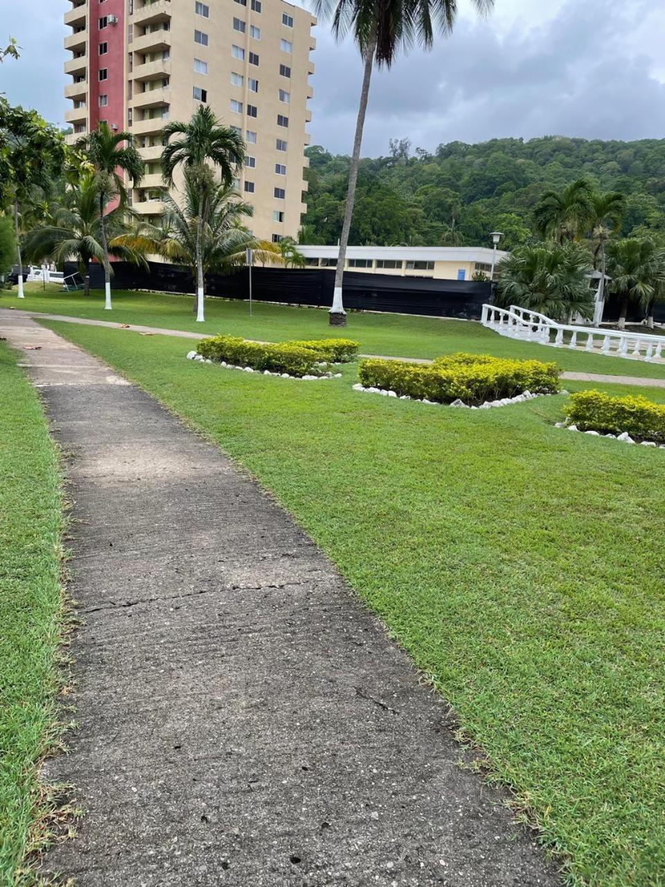 Towers By The Beach Ocho Rios Bagian luar foto